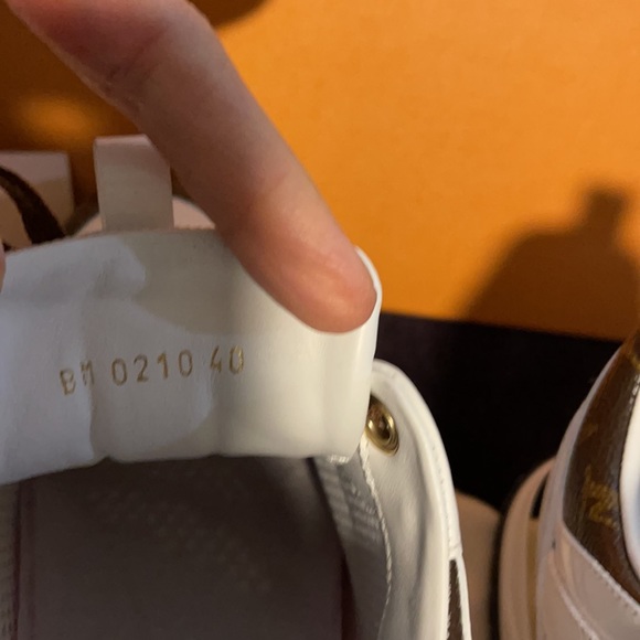 LOuis VUitton sneakers. - Picture 5 of 5